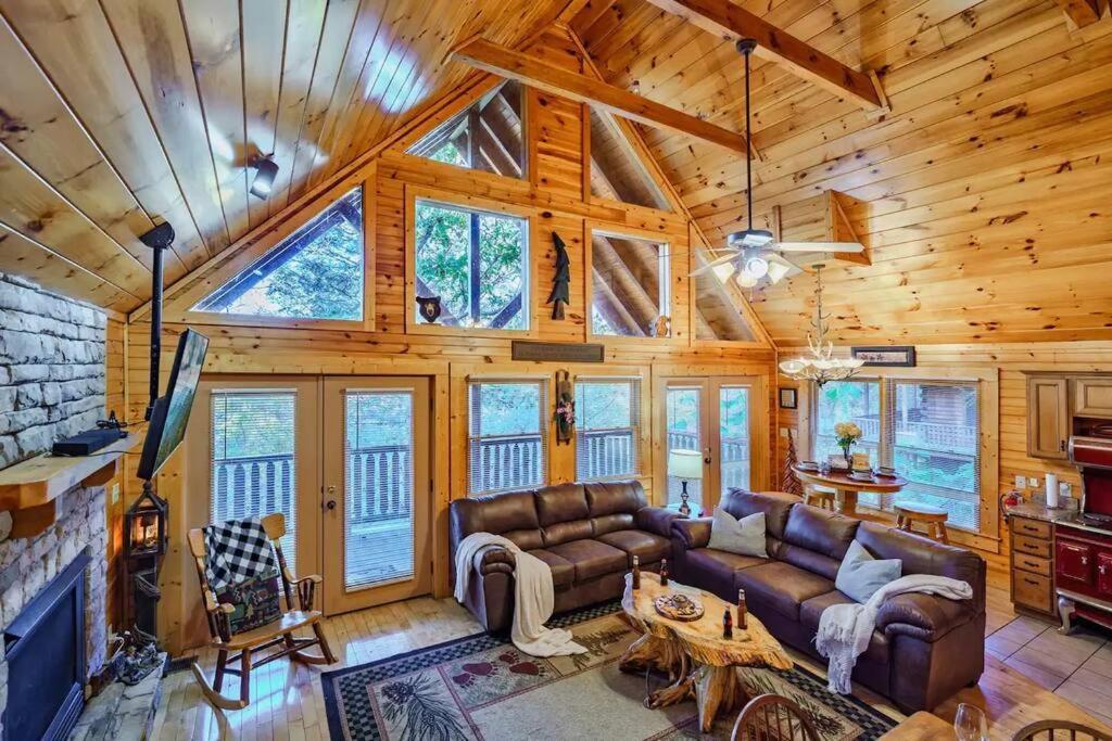 Stunning Mountain Cabin W Hot Tub แกตลิงเบิร์ก ภายนอก รูปภาพ