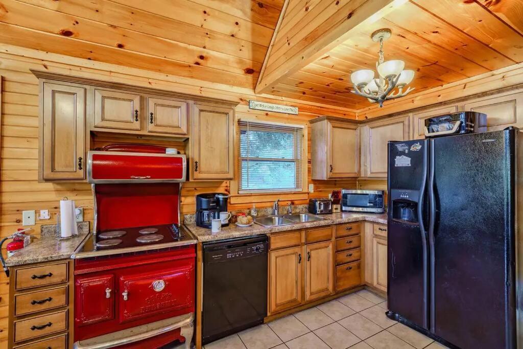 Stunning Mountain Cabin W Hot Tub แกตลิงเบิร์ก ภายนอก รูปภาพ