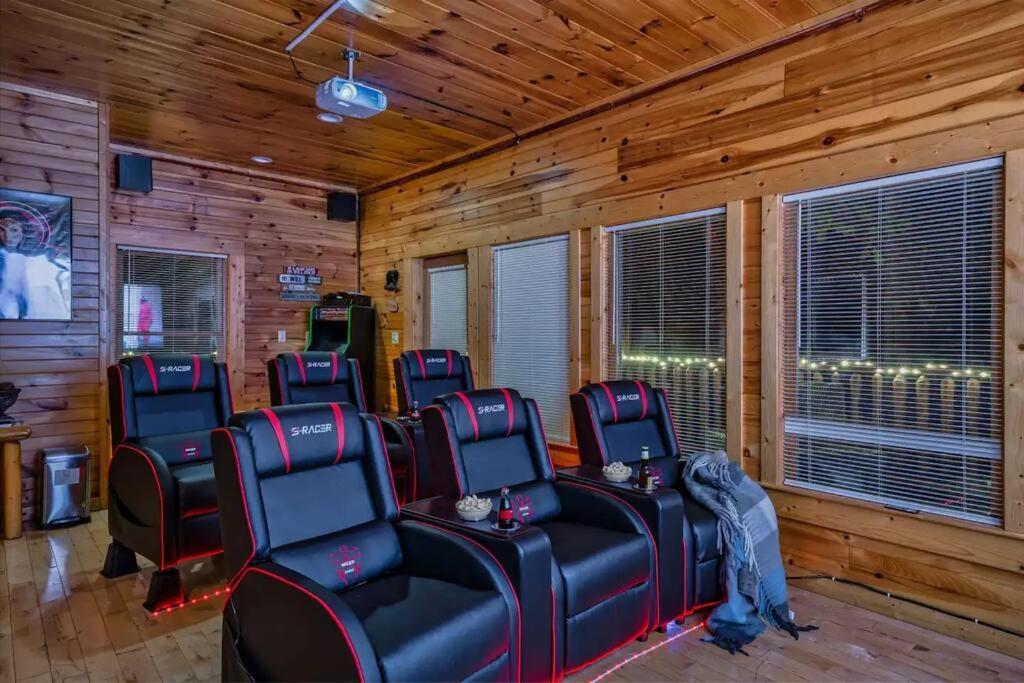 Stunning Mountain Cabin W Hot Tub แกตลิงเบิร์ก ภายนอก รูปภาพ