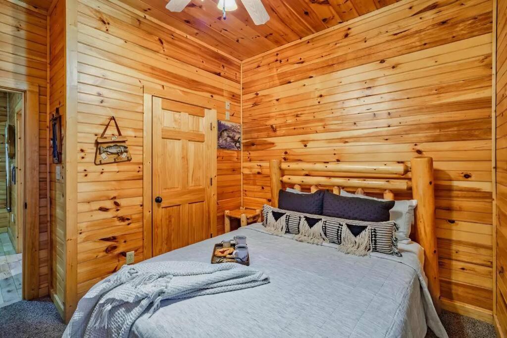 Stunning Mountain Cabin W Hot Tub แกตลิงเบิร์ก ภายนอก รูปภาพ