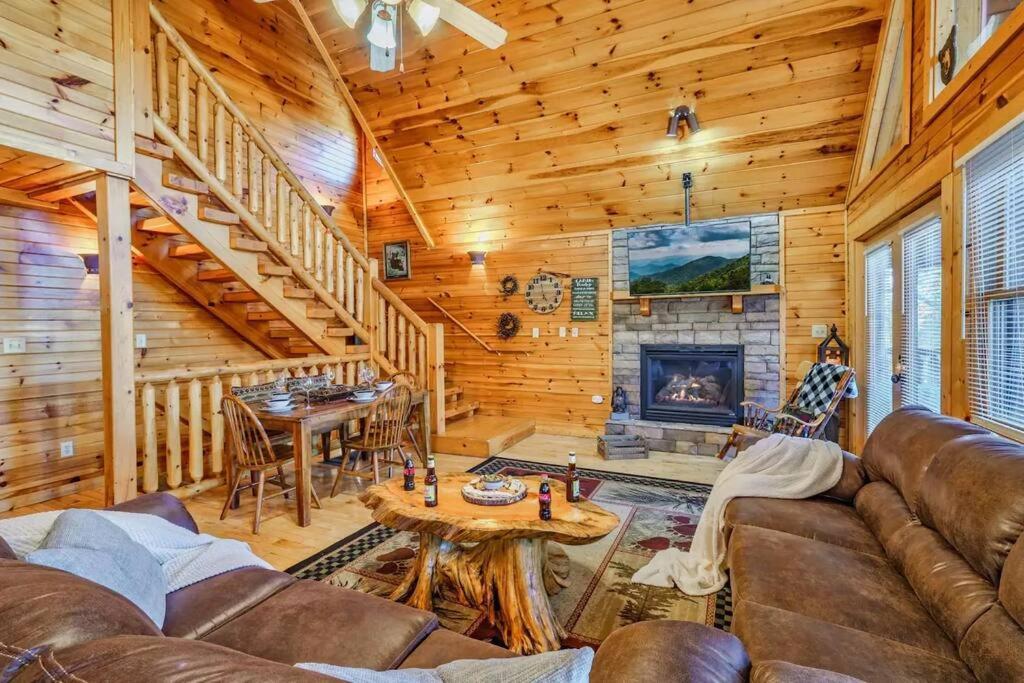 Stunning Mountain Cabin W Hot Tub แกตลิงเบิร์ก ภายนอก รูปภาพ