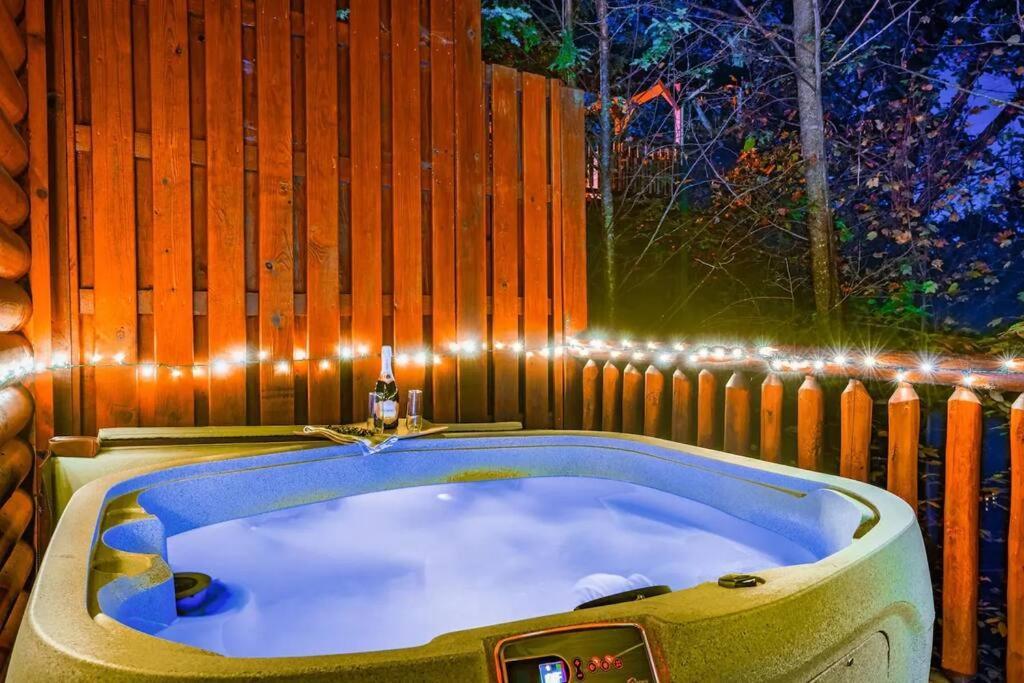 Stunning Mountain Cabin W Hot Tub แกตลิงเบิร์ก ภายนอก รูปภาพ
