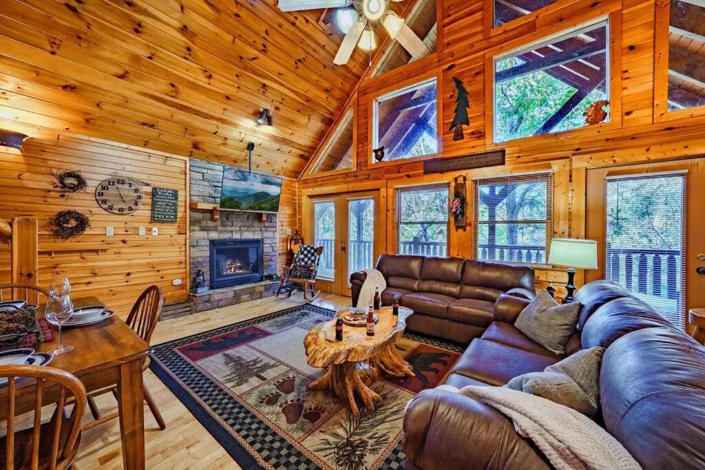 Stunning Mountain Cabin W Hot Tub แกตลิงเบิร์ก ภายนอก รูปภาพ