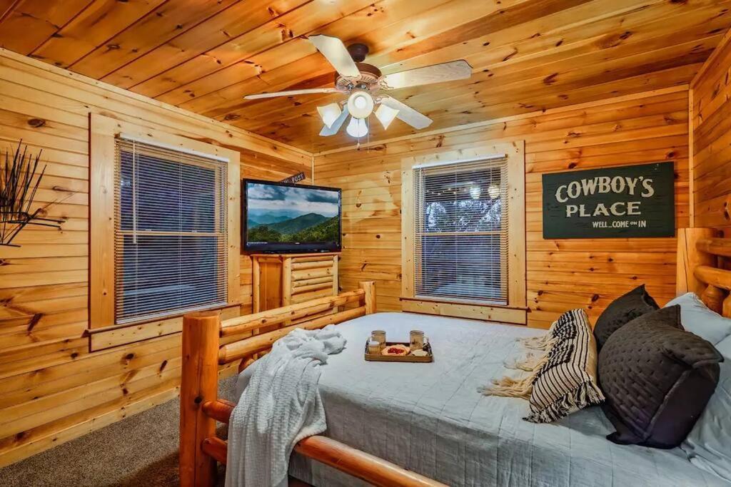 Stunning Mountain Cabin W Hot Tub แกตลิงเบิร์ก ภายนอก รูปภาพ