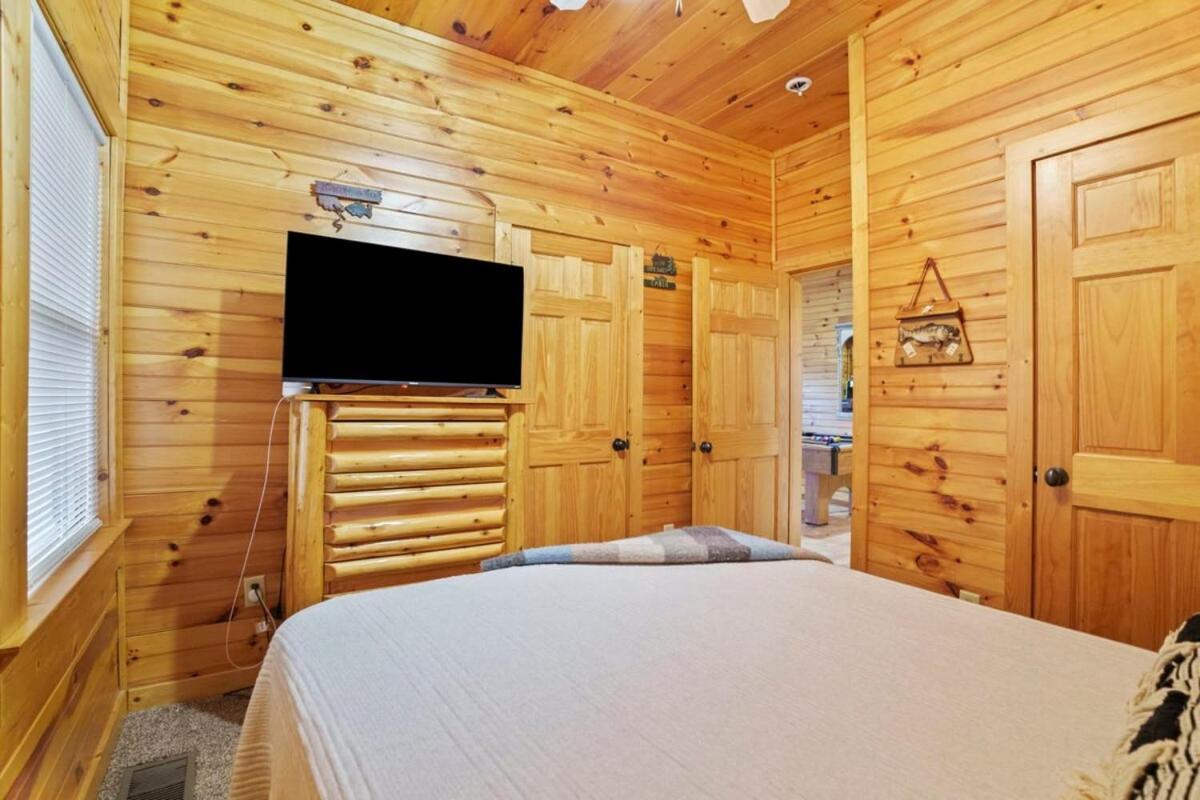 Stunning Mountain Cabin W Hot Tub แกตลิงเบิร์ก ภายนอก รูปภาพ