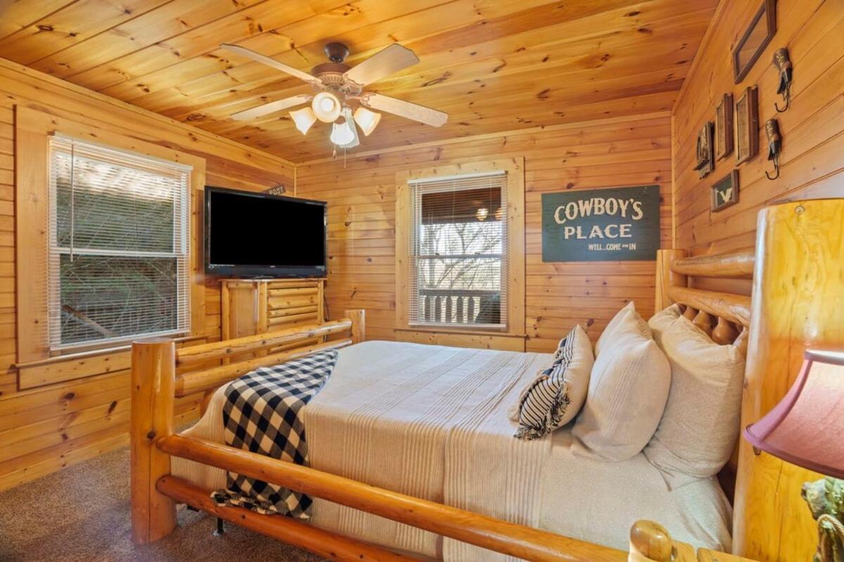 Stunning Mountain Cabin W Hot Tub แกตลิงเบิร์ก ภายนอก รูปภาพ