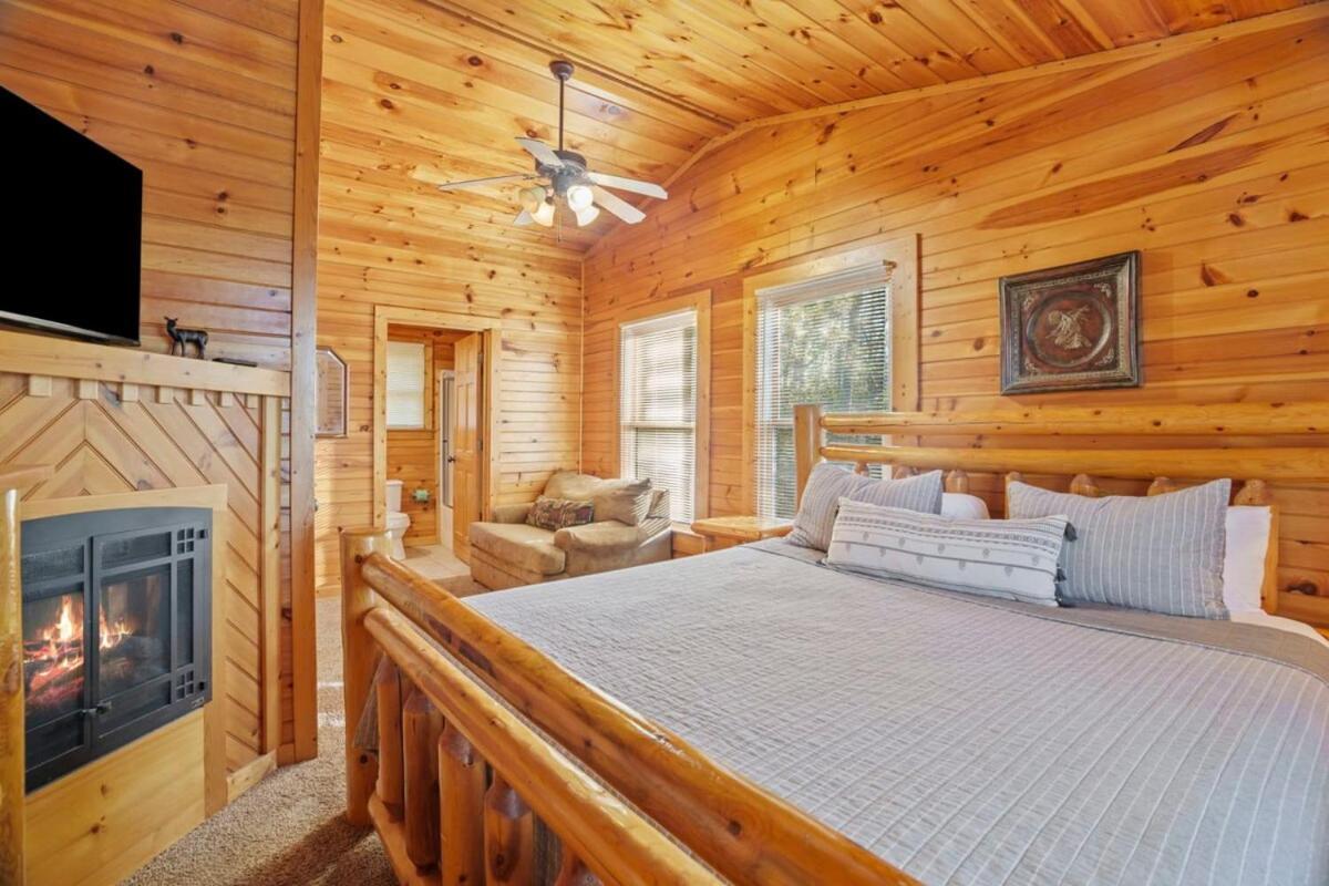 Stunning Mountain Cabin W Hot Tub แกตลิงเบิร์ก ภายนอก รูปภาพ