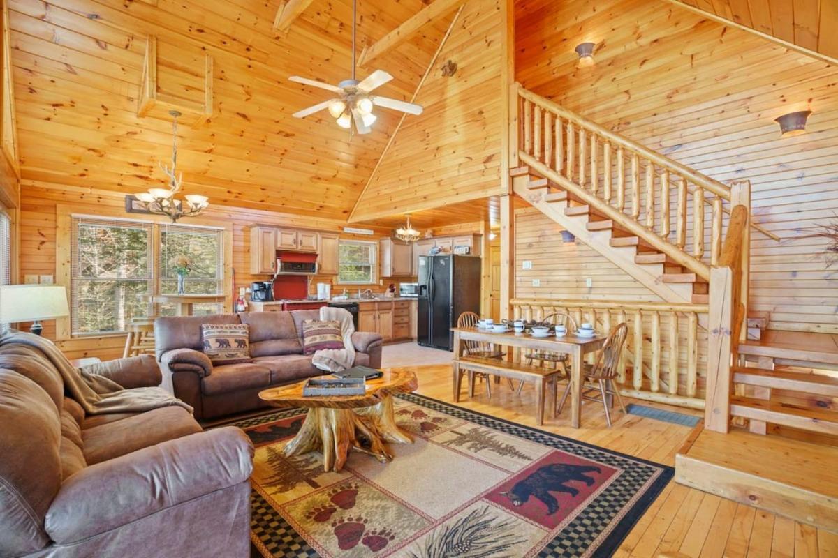 Stunning Mountain Cabin W Hot Tub แกตลิงเบิร์ก ภายนอก รูปภาพ