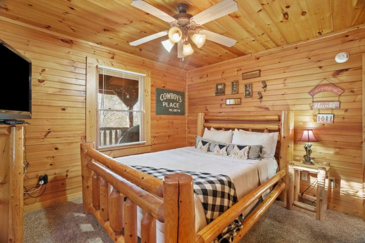 Stunning Mountain Cabin W Hot Tub แกตลิงเบิร์ก ภายนอก รูปภาพ