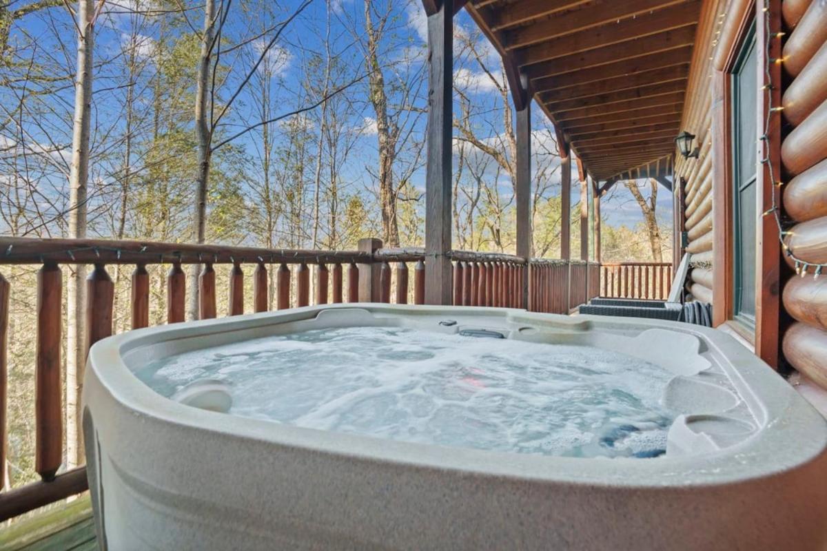 Stunning Mountain Cabin W Hot Tub แกตลิงเบิร์ก ภายนอก รูปภาพ