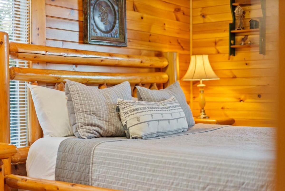 Stunning Mountain Cabin W Hot Tub แกตลิงเบิร์ก ภายนอก รูปภาพ
